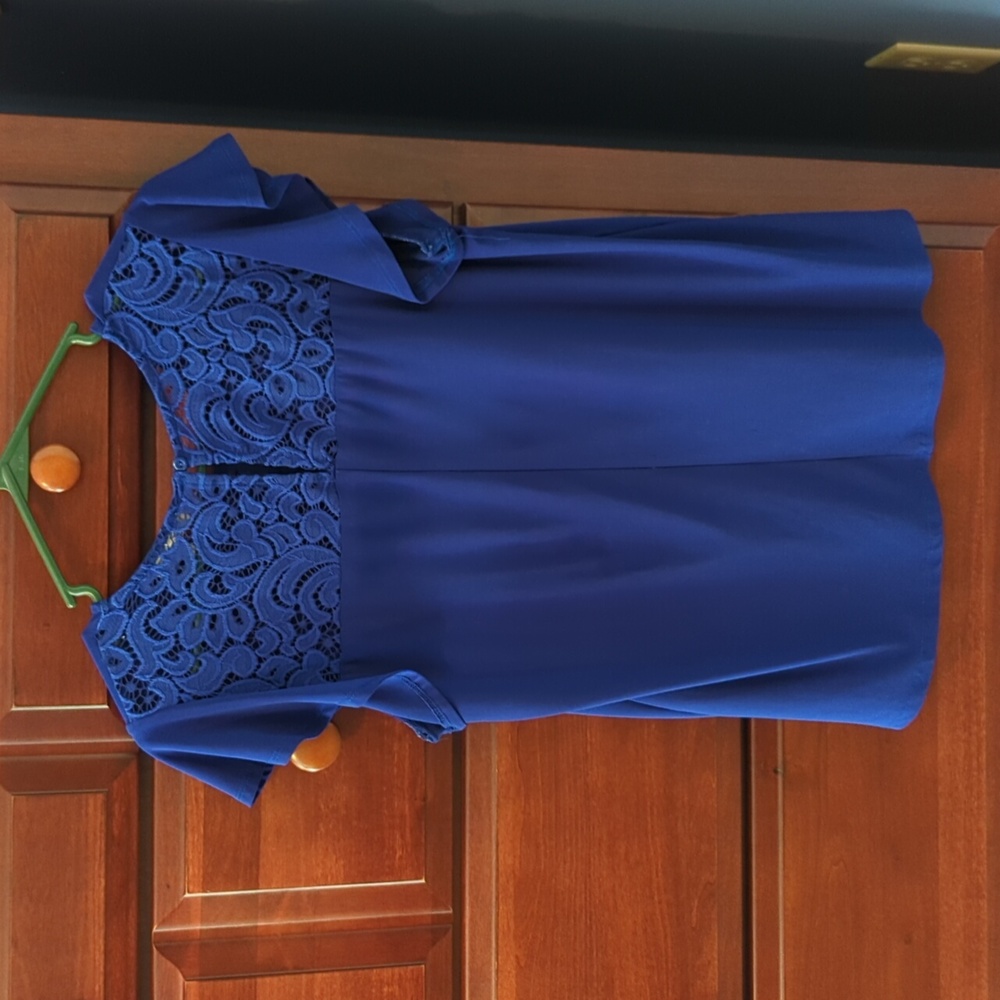 Women's blouse with lace details size Medium - Picture 2 of 3